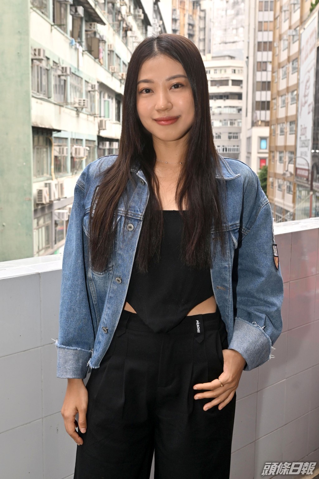 芯駖首次拍電影，默默地觀察影后珍妹的一舉一動，從中偷師。